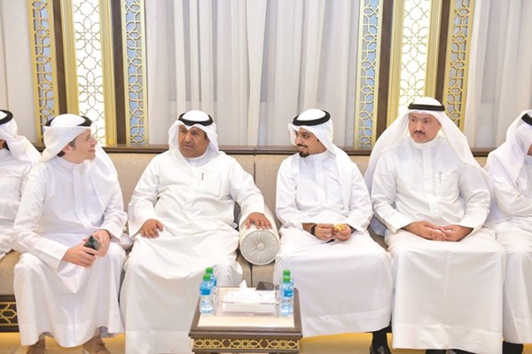 د.بدر الملا متوسطا أحمد المطيري وجراح المطيري والزميل حسين الرمضان