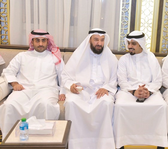 د.علي العمير متوسطا أحمد المطيري والشيخ محمد السلمان