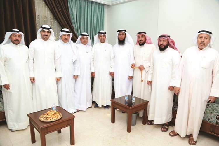 العنزي مع المهنئين بالشهر الفضيل