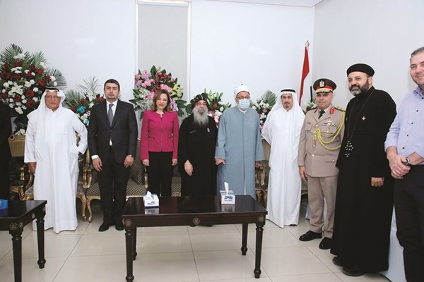 القمص بيجول مستقبلا المهنئين