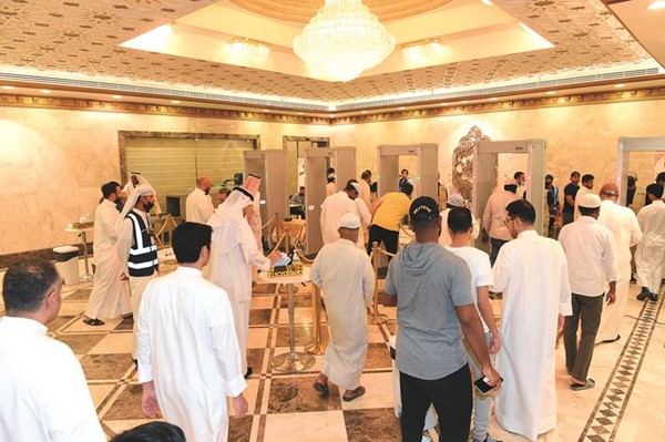 بوابات أمنية حرصا على سلامة المصلين