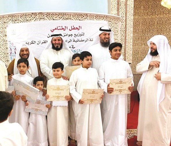 تكريم أحد الفائزين في المسابقة الرمضانية الرابعة بمسجد عبداللطيف المزيني