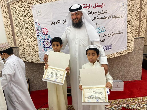  خالد طرقي مكرما طالبين من المشاركين بالمسابقة