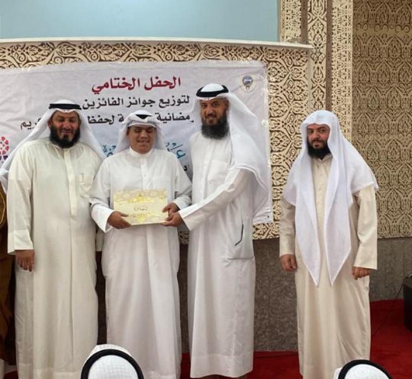  نايف العجمي وخالد طرقي يكرمان أحد المتسابقين