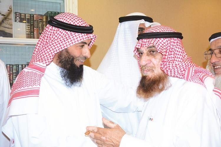 الحميدي الشمري مصافحا أحمد البديح