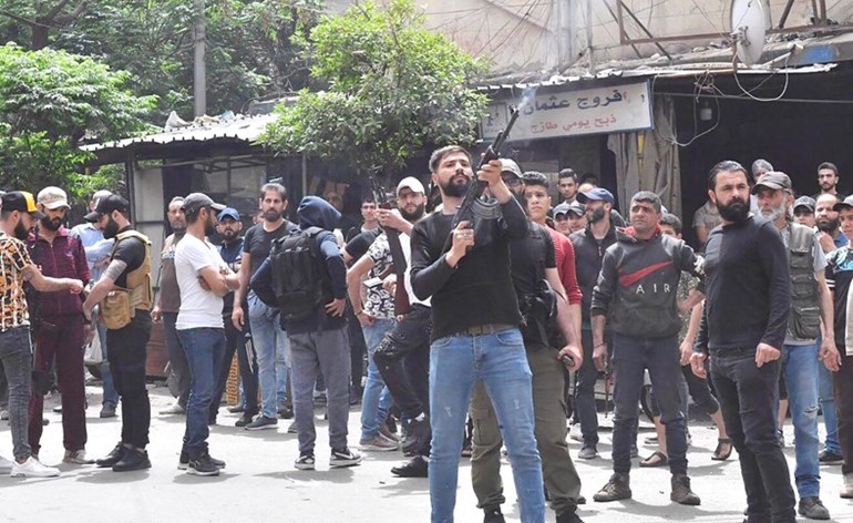 لبنانيون غاضبون يطلقون النار أثناء تشييع ضحايا الزورق الغارق	(محمود الطويل)