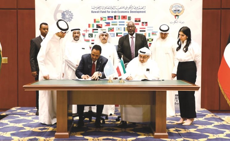 جانب من توقيع الاتفاقية بين الصندوق الكويتي والحكومة الصومالية