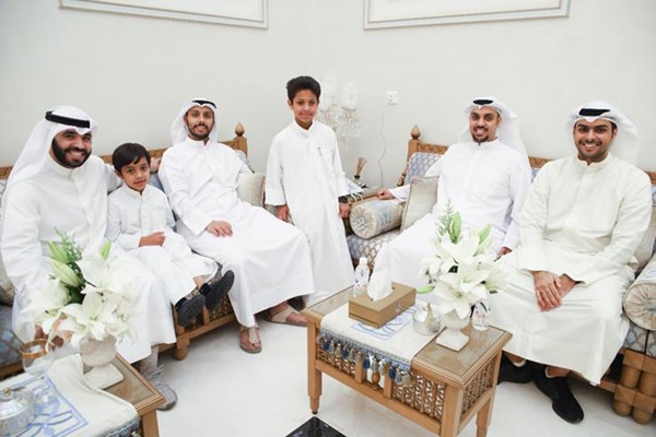 عبدالعزيز العناز وولداه مرحبين بالأصدقاء