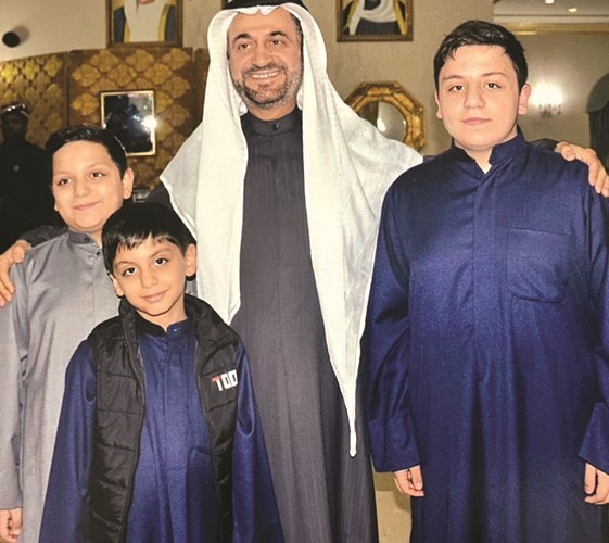 د.فاضل صفر مع الشباب في ديوان آل ششتري