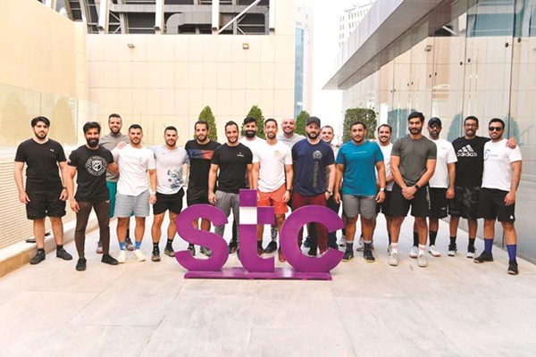 صورة جماعية للمشاركين في تحدي جدد نشاطك في برج الحمراء