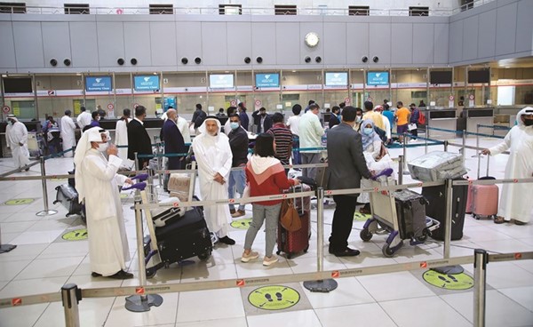 جموع من المسافرين في المطار لقضاء إجازة عيد الفطر خارج البلاد