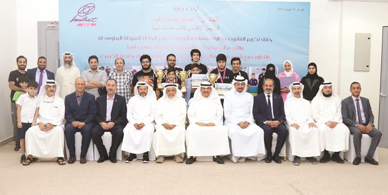 صورة جماعية لفريق عمل مكتب ملست آسيا مع الطلاب الفائزين وأولياء أمورهم