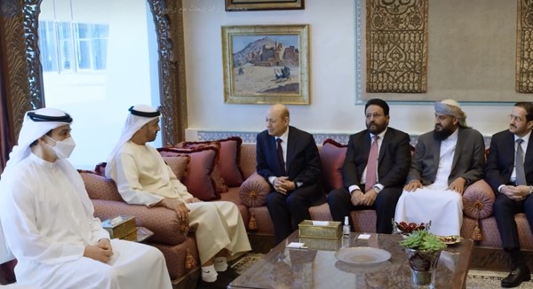  صورة من فيديو لاستقبال صاحب السمو الشيخ محمد بن زايد آل نهيان ولي عهد أبوظبي نائب القائد الأعلى للقوات المسلحة د.رشاد العليمي رئيس مجلس القيادة الرئاسي اليمني  (وام)