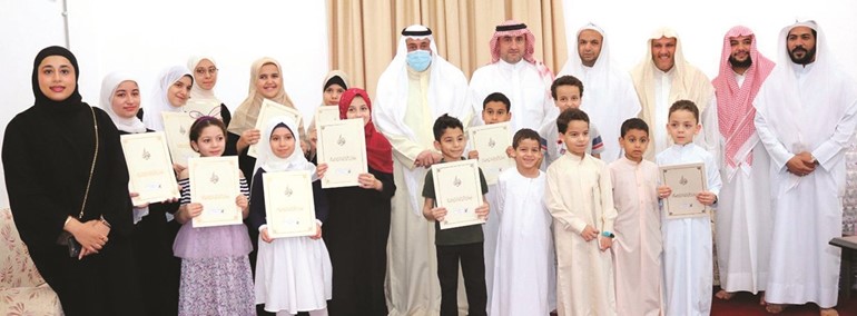 الشيخ فيصل الحمود والشيخ مالك الحمود واللجنة المنظمة في صورة تذكارية مع الفائزين بالمسابقة الرمضانية التاسعة
