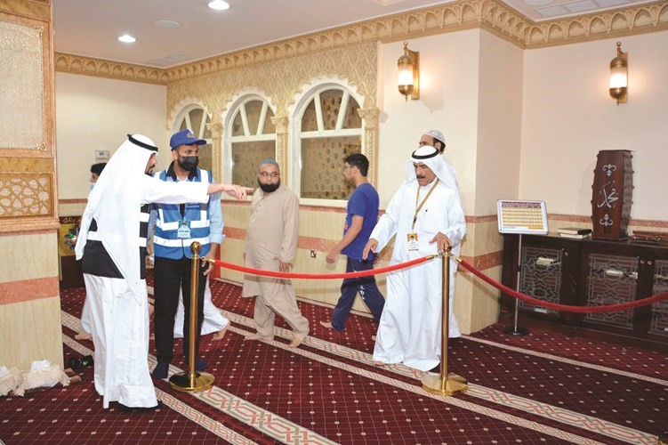 الشيخ مبارك الفيصل يشرف على التجهيزات لاستقبال المصلين في مسجد بلال بن رباح