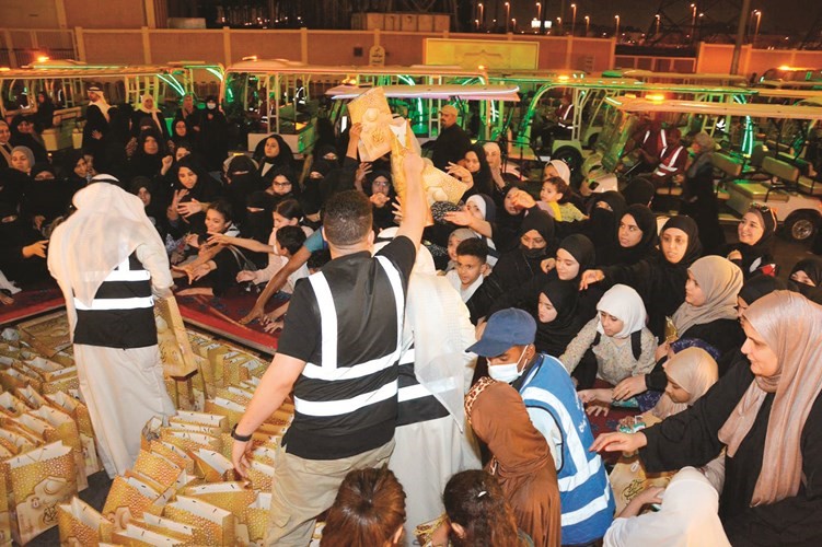 توزيع الهدايا على المصلين في مسجد بلال