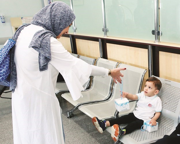 فاتن التميمي تقدم القرقيعان لأحد الأطفال المرضى