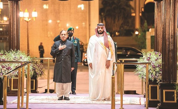 صاحب السمو الملكي الأمير محمد بن سلمان ولي العهد السعودي مستقبلا محمد شهباز شريف رئيس وزراء باكستان(واس)