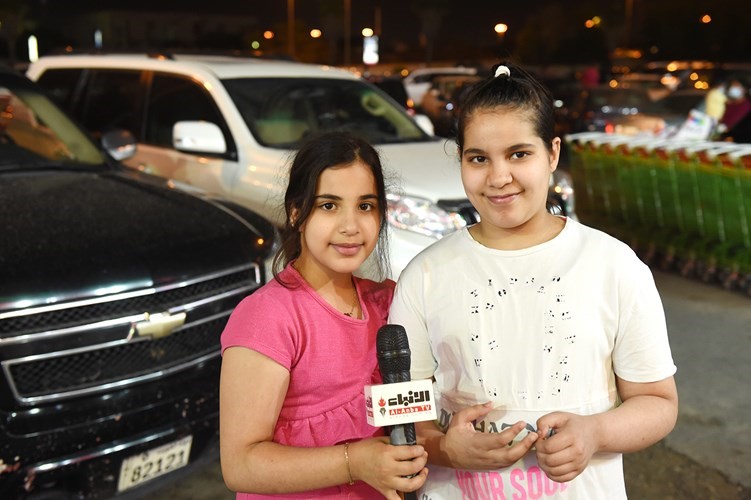 أمينة وأختها في السوق