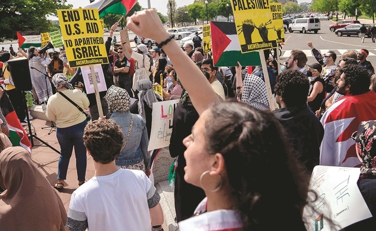 متظاهرون مناهضون لإسرائيل خارج مبنى الكابيتول الأميركي في واشنطن	(أ.ف.پ)