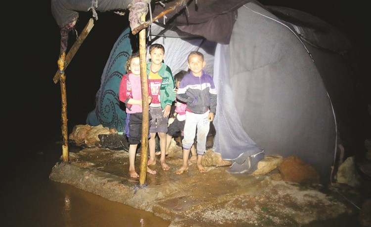 مياه الأمطار اجتاحت المخيمات وأفسدت فرحة الأطفال بالعيد (إنترنت)