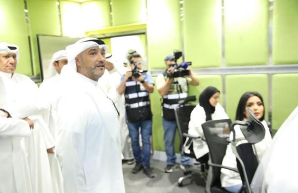 وكيل الإعلام زار الموظفين المناوبين وهنأهم بالعيد