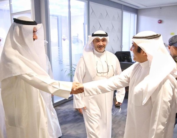 وكيل الإعلام زار الموظفين المناوبين وهنأهم بالعيد