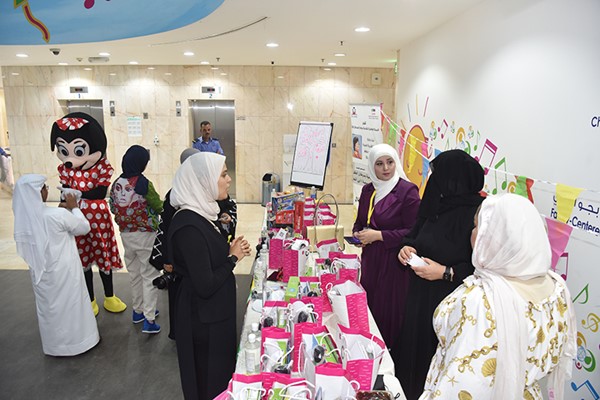 جانب من عملية توزيع الهدايا على أطفال مستشفى البنك الوطني