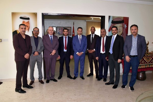  أبو شتال مع عدد من المهنئين