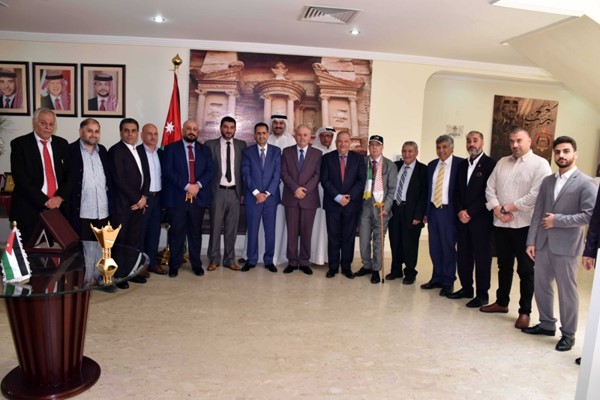  السفير صقر أبو شتال والملحق العسكري العميد كمال الملكاوي وأركان السفارة مع مجموعة من المهنئين