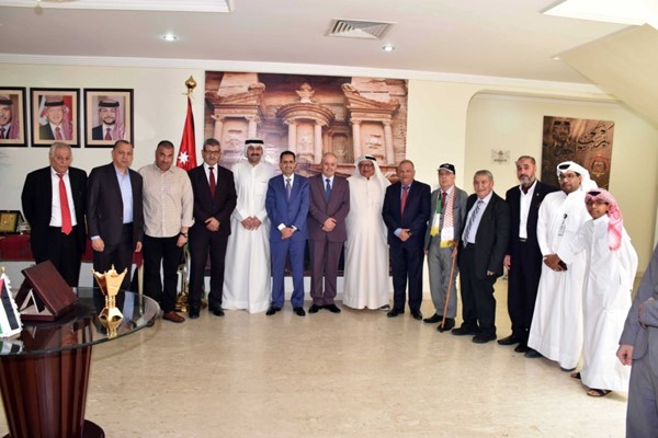  السفير الأردني صقر أبو شتال مستقبلا عددا من المهنئين وأبناء الجالية