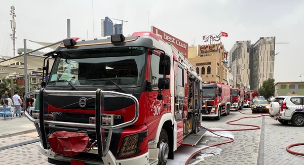 فرق الإطفاء تسيطر على حريق محدود اندلع في محل للعطور بأسواق المباركية