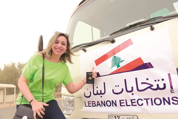 إحدى المواطنات اللبنانيات خلال مشاركتها