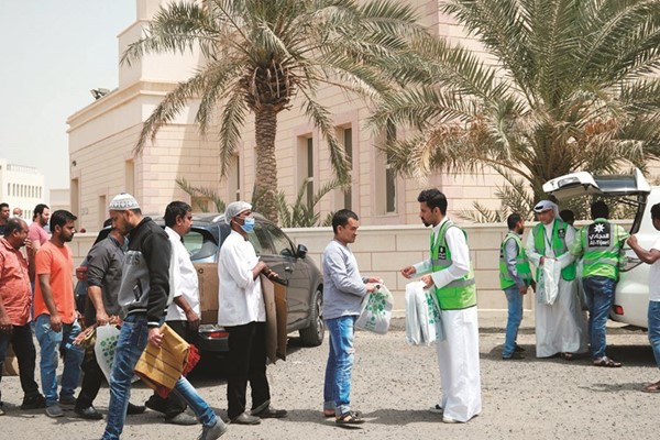 جانب من توزيع الهدايا على المصلين في المساجد