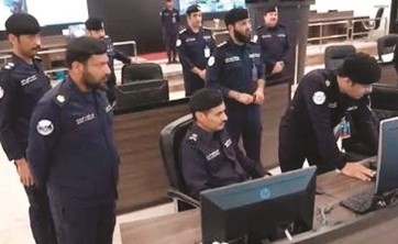 اللواء فراج الزعبي يتابع البلاغات في غرفة عمليات الأمن العام