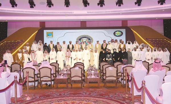 م.أحمد المنفوحي متوسطا أعضاء الوفود الخليجية المشاركة في المؤتمر 11 للعمل البلدي المشترك	(قاسم باشا)
