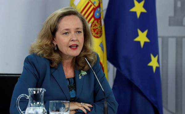 وزيرة الاقتصاد الإسبانية ترفض التصوير مع مجموعة رجال أعمال لأنها السيدة الوحيدة في الصورة