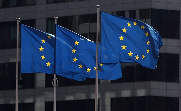 المفوضية الأوروبية تعتزم زيادة شفافية الخدمات المصرفية عبر الإنترنت