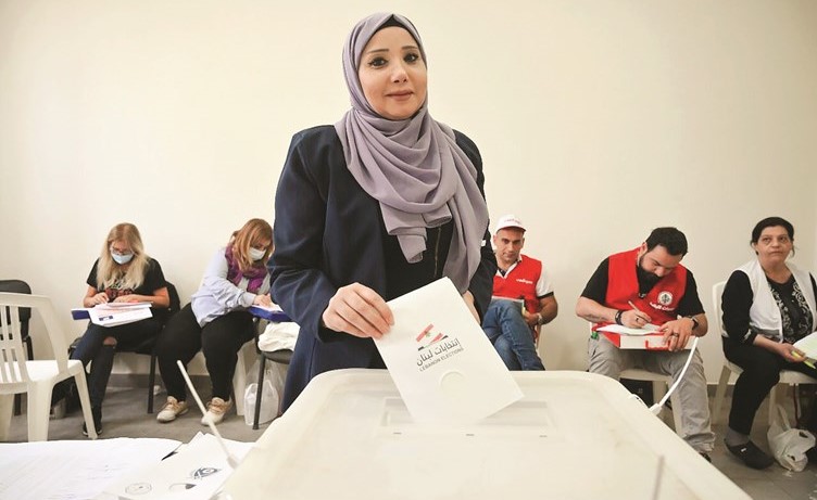 لبنانية تدلي بصوتها في الانتخابات النيابية ضمن اقتراع موظفي الإدارات العامة والأساتذة(محمود الطويل)