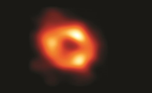 ثقب أسود عملاق في وسط المجرة
