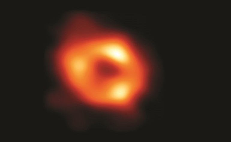 أول صورة للثقب الأسود العملاق ساجيتارياس ايه	(رويترز)