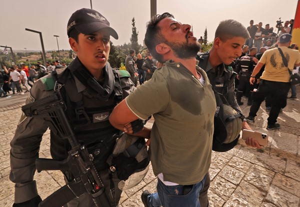 الاحتلال يعتقل فلسطينيا خلال تشييع الراحلة شيرين ابو عاقلة (أ.ف.ب)