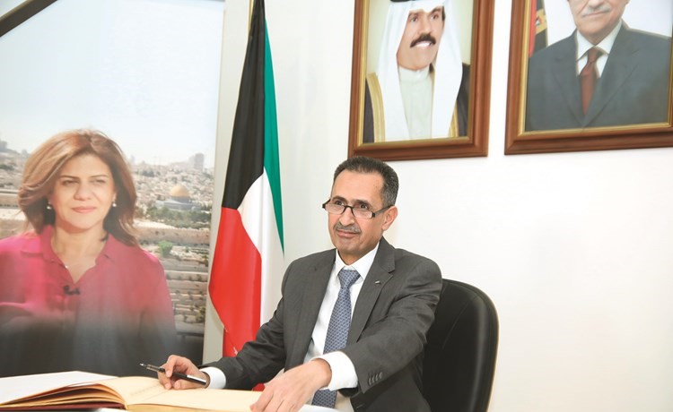 السفير الأردني صقر أبوشتال يسجل كلمة بسجل التعازي