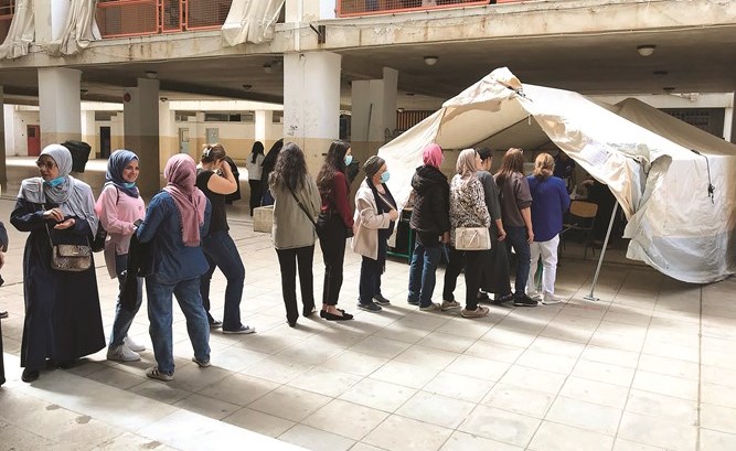 لبنانيات يقفن في طابور للإدلاء بأصواتهن في بيروت	(محمود الطويل)