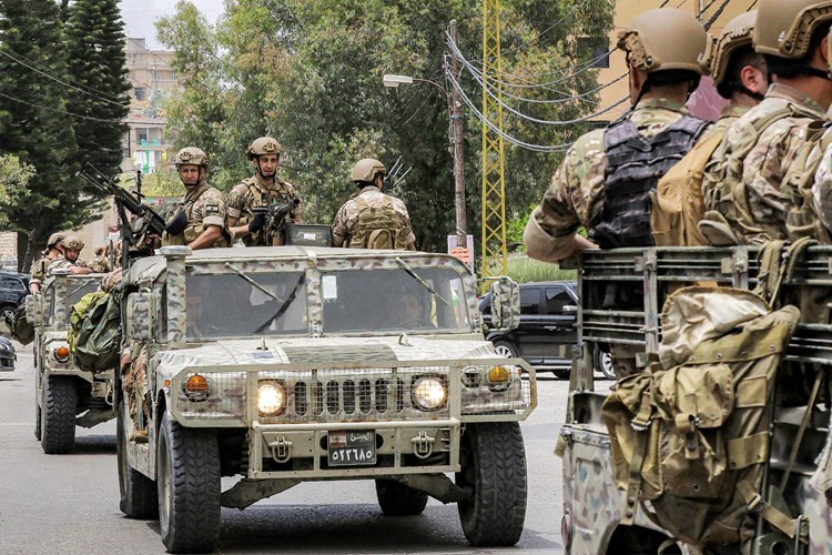 دوريات للجيش اللبناني خلال قيامها بدورية في مدينة النبطية الجنوبية	(أ.ف.پ)
