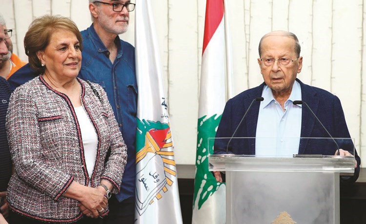 الرئيس اللبناني ميشال عون يدلي بتصريح بعد إدلائه بصوته 	(محمود الطويل)