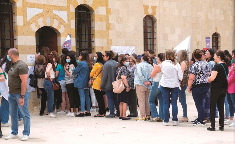 لبنانيون يصطفون بانتظار الإدلاء بأصواتهم في دير القمر	(رويترز)