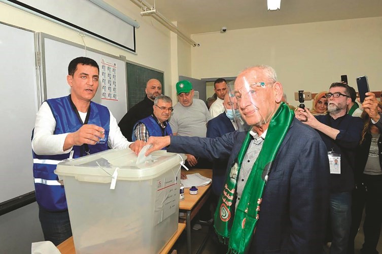 رئيس مجلس النواب اللبناني نبيه بري يدلي بصوته في الانتخابات النيابية 	(محمود الطويل)