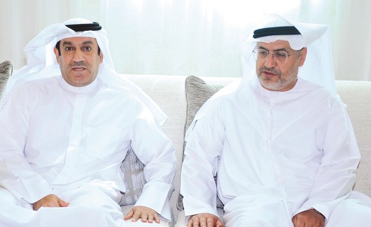نائب رئيس مجلس الأمة أحمد الشحومي مقدما التعازي للسفير الإماراتي
