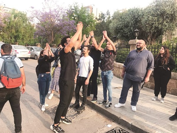 مناصرو لائحة التغيير في دائرة الجنوب الثالثة خلال وقفة احتجاجية أمام وزارة الداخلية	(محمود الطويل)